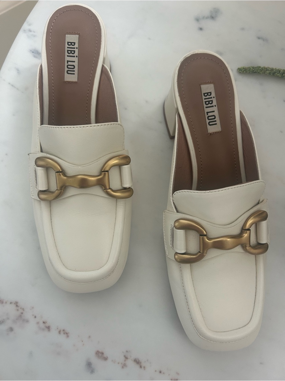 Anthropologie BibiLou Women's Cream Leather Mule with Gold Chain Accent- worn 1x
